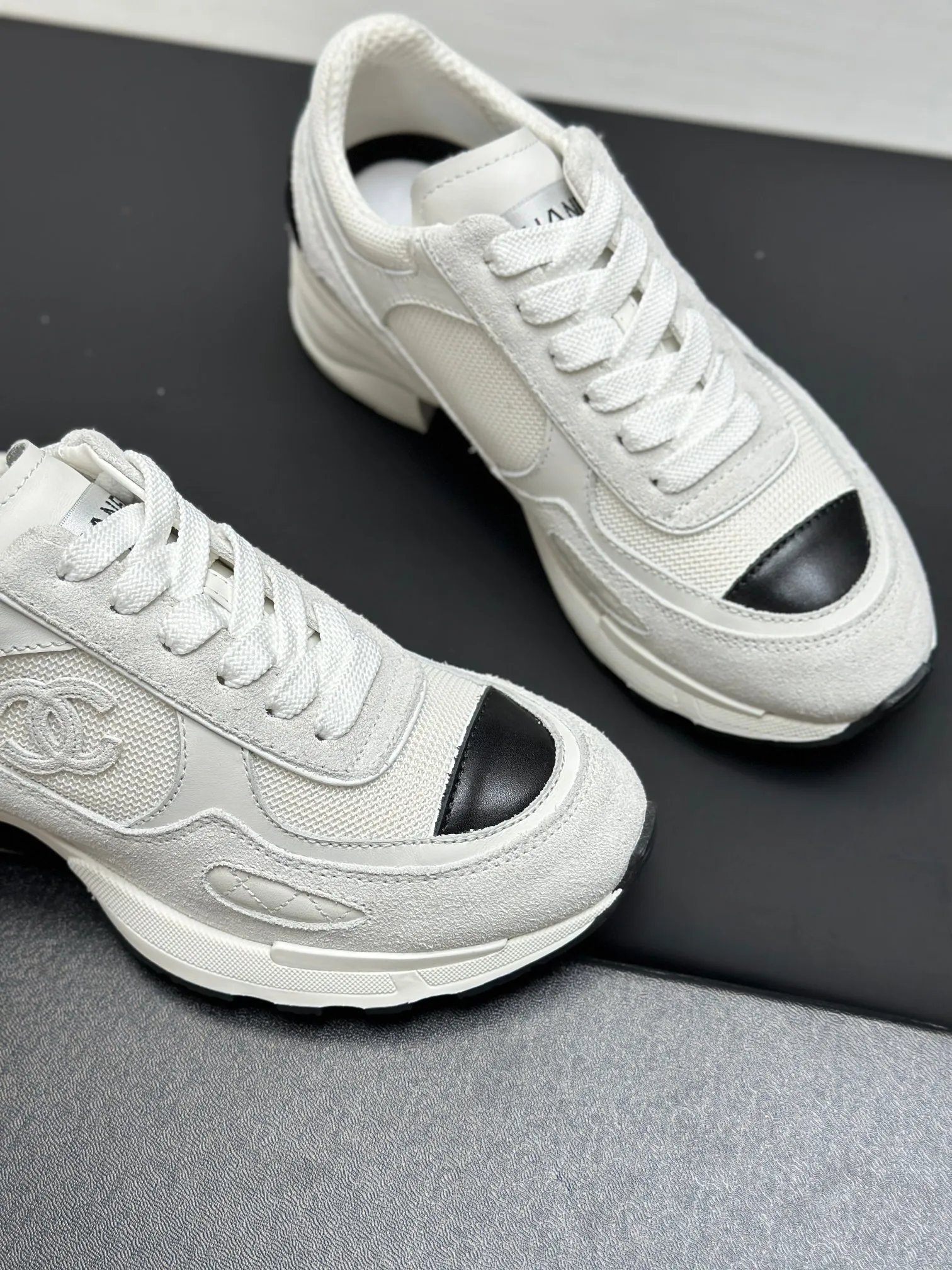 Men's shoes 💰620💰Women's 🚺 Chanel Panda shoes! 2025 counter top casual sports shoes This classic design; the upper is in the style of electric embroidery with various techniques; the outsole is fashionable and sporty; the unusual inclusion of a variety of color matching elements... The diversified mix and match is very good-looking and versatile, and can be used for leisure, fashion, sports, and outdoor... ꫛꫀꪝ Go➫ Materials: ❶Upper made of: original imported first-layer silk cowhide + original waterproof cloth + original first-layer cowhide ❷Inner use: Original Yangli+wang ❸ Outsole based on: Original TPU combination outsole Special counter boutique packaging complete set for women 35–41